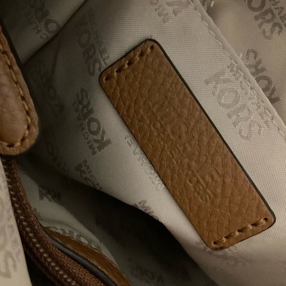 Michael Kors Pebbled Leather Shoulder Bag Camel Side Pockets - Picture 15 of 16